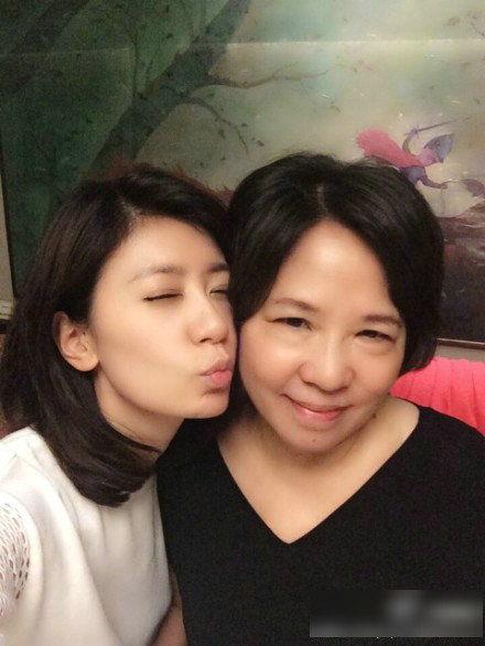 明星与母亲像照片,明星与母亲的惊人相似度瞬间